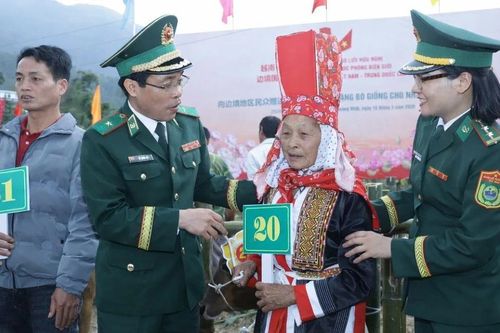 Bộ Tư lệnh Bộ đội Biên phòng tiếp sức học sinh và hộ nghèo trên biên giới