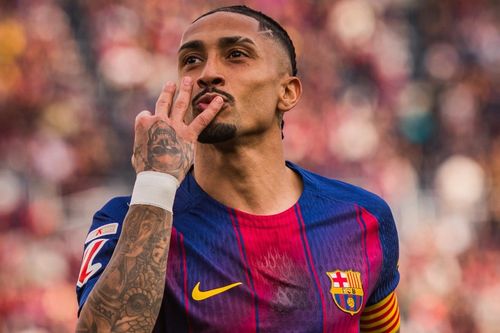 Raphinha lập hat-trick, Barca dập tắt niềm vui của Real Madrid