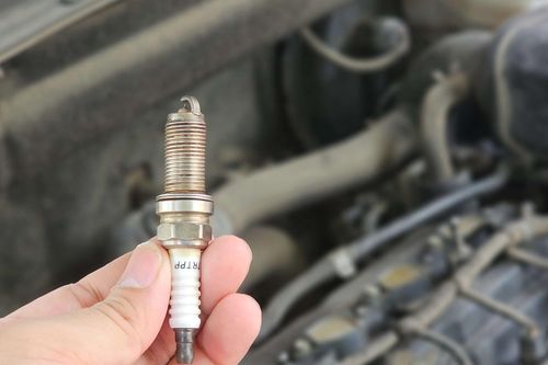 Tuổi thọ thực sự của bugi ô tô là bao lâu và khi nào tài xế cần thay thế?