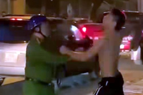 Khống chế nam thanh niên cầm 2 con dao đe dọa người đi đường ở Hà Nội