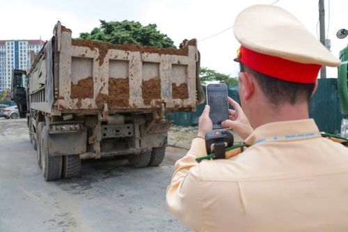 Bùn đất rơi vãi khiến người đi xe máy trượt ngã, CSGT Hà Nội 'truy vết' ô tô tải