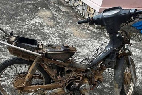 Trước khi che mặt vào tiệm vàng với biểu hiện lạ, người đàn ông đã trộm xe máy