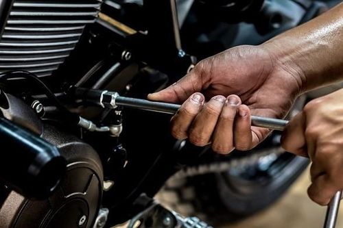 Bảo dưỡng, thay thế bộ phận nào để xe máy 'lợi' xăng?