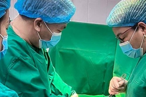 Cứu sống thai phụ người Lào trong tình trạng nguy kịch