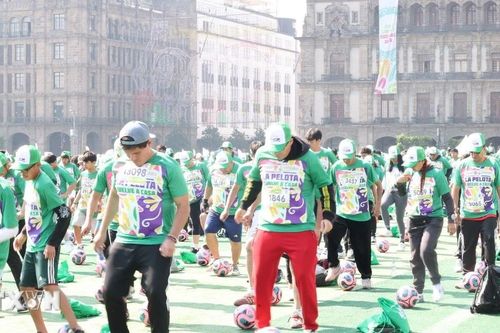 Mexico lập kỷ lục thế giới với lớp học bóng đá đông người nhất