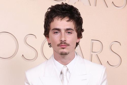 Timotheé Chalamet diện vest trắng, mặt đượm buồn trên thảm đỏ Oscar 2026
