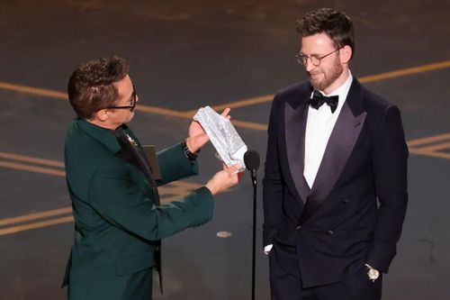 Robert Downey Jr. gây bàn tán vì tặng đồ lót cho đồng nghiệp tại Oscar
