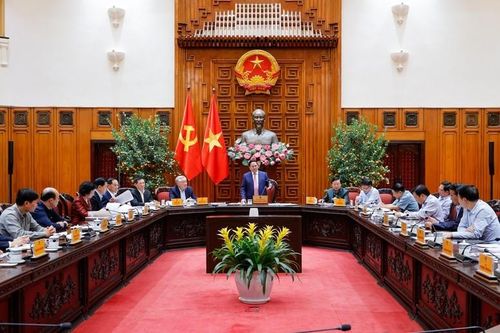 Thủ tướng: Không để thiếu xăng dầu trong mọi trường hợp, bố trí ngân sách để bình ổn giá