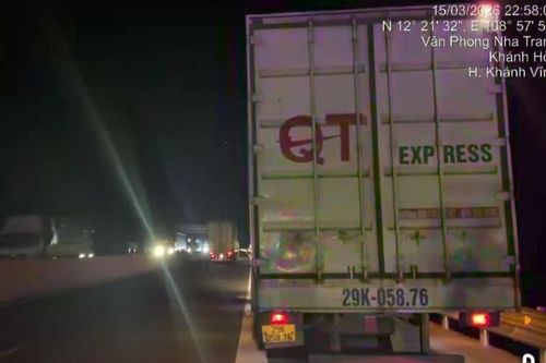 Cảnh sát giao thông ghi hình, xử phạt nguội xe dừng đỗ sai quy định cao tốc