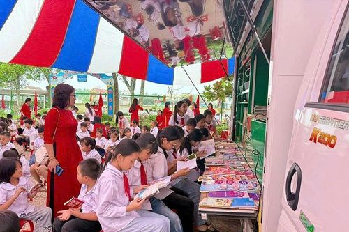 Từ trưng bày sách đến thư viện lưu động