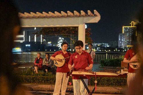 Người trẻ Đà Nẵng mang âm nhạc truyền thống xuống phố
