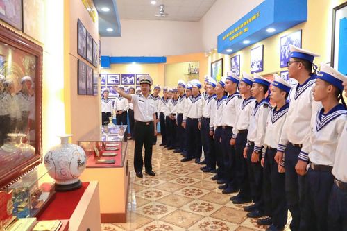 Lữ đoàn 101 tổ chức giáo dục truyền thống cho chiến sĩ mới