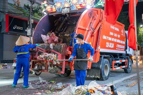 Xuyên đêm làm sạch phố sau lễ hội Kỳ Cùng – Tả Phủ