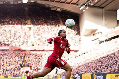 Rio Ngumoha lập kỷ lục Ngoại hạng Anh trong ngày Liverpool chia điểm với Tottenham