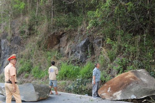 Xử lý an toàn khối đá 15 tấn chênh vênh trên đỉnh đèo Bảo Lộc
