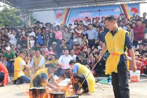 Sôi nổi hội thi kéo lửa nấu cơm thi tại lễ hội Đình Đào Xá