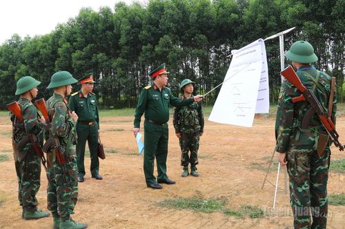 Thiếu tướng Nguyễn Đăng Khải kiểm tra huấn luyện chiến sĩ mới tại Trung đoàn 247