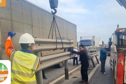 Tháo dải phân cách trên cao tốc, giải tỏa ùn tắc sau va chạm xe container và xe tải