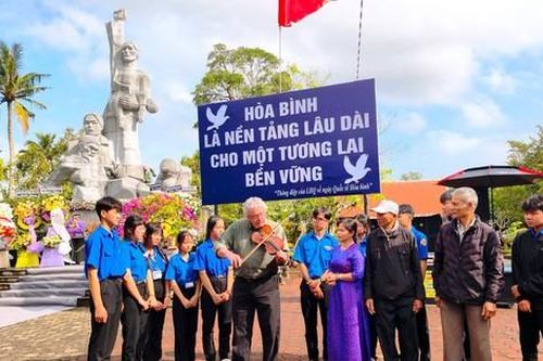 Dâng hương tưởng niệm 504 thường dân bị thảm sát ở Mỹ Khê