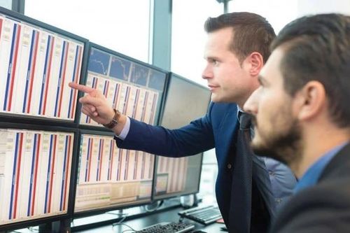 Cú hích cơ cấu danh mục quỹ ETF ngoại kéo MCH, VCK ngược dòng tăng trần