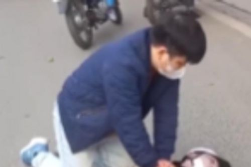Bác sĩ ép tim ngoài lồng ngực cứu thanh niên gặp nạn trên phố