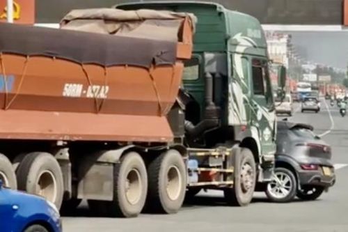 CSGT bác thông tin 'xe đầu kéo tông xe ô tô do mâu thuẫn cá nhân'