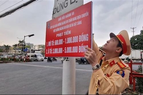 Cảnh sát giao thông Hà Nội gắn biển tuyên truyền bảo đảm trật tự ATGT đường sắt