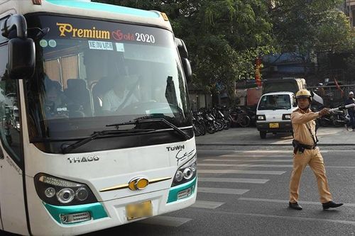 CSGT xử lý hàng loạt xe khách vi phạm dừng đỗ