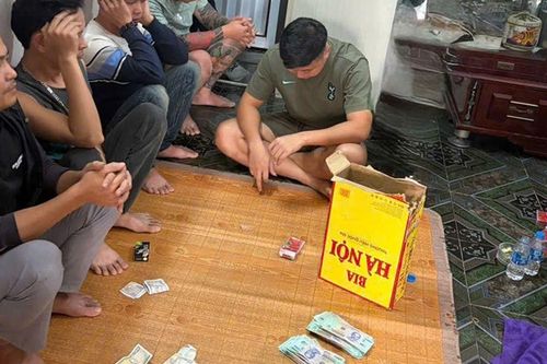 Bắt quả tang 9 người đánh bạc 'ba cây' ăn tiền tại nhà dân ở Thanh Hóa