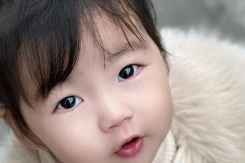 Mẹ đi xuất khẩu lao động gửi con gái xinh xắn ở quê cho bà ngoại chăm, nửa năm về không nhận ra đứa trẻ
