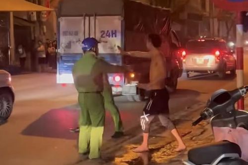 Khống chế gã thanh niên cầm 2 con dao dọa chém người đi đường ở Hà Nội