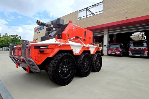 Robot chữa cháy tự hành có thể băng qua biển lửa 1.000 °C