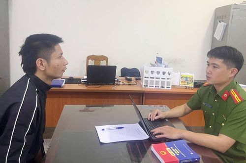 Tạm giữ kẻ cầm dao chém người đi đường ở Hà Nội