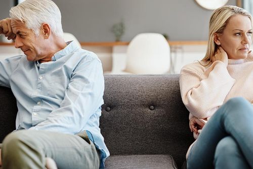 Ly hôn vẫn sống chung nhà rồi tái hợp: Hôn nhân 'kỳ lạ' ở tuổi trung niên?