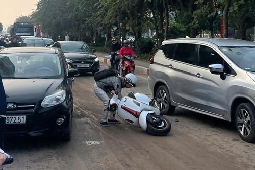 Hà Nội: 'Bẫy' bùn đất bủa vây đường phố, hàng chục người đi xe máy gặp tai nạn trong giờ cao điểm