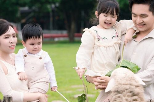Hai nhóc tỳ nhà MC Hạnh Phúc gây chú ý