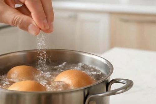 Lý do nên bỏ muối vào nước luộc trứng