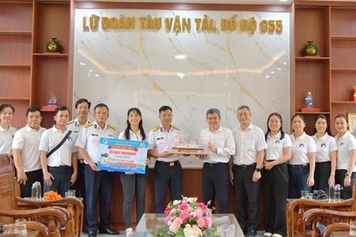 Bệnh viện Răng Hàm Mặt Trung ương TP Hồ Chí Minh thăm, tặng quà Lữ đoàn 955