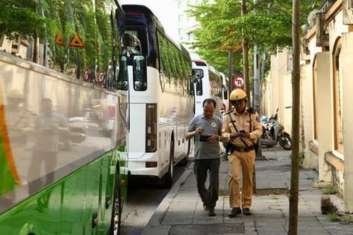 Xe khách 'chờ giờ' vào phố, dừng đỗ tràn lan bị CSGT Hà Nội xử lý