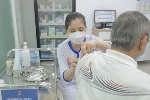 Vì sao nên tiêm nhắc lại vaccine phòng cúm, phế cầu khi giao mùa?