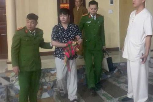 Bắt đối tượng lừa đảo hàng trăm triệu đồng của các nhà sư