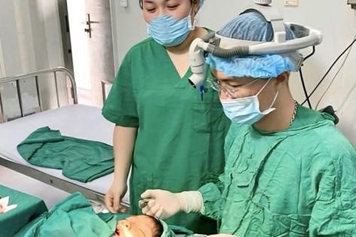 Sưng sống mũi kéo dài ở trẻ, bác sĩ cảnh báo dị tật hiếm gặp