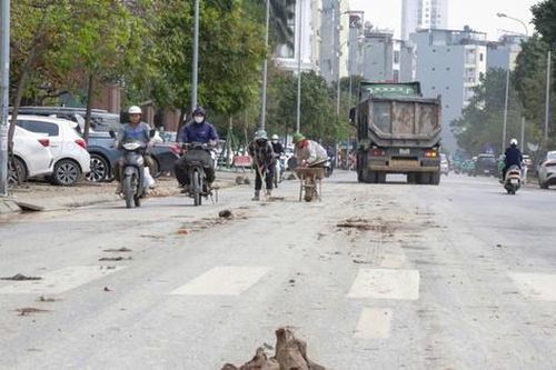 Hà Nội: Xe tải làm rơi đất trên đường, CSGT truy tận công trường xử lý