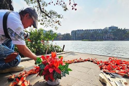 Hồ Gươm bừng đỏ mùa hoa gạo