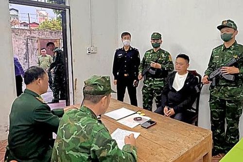 Vận chuyển gần 20 cây vàng trái phép qua cửa khẩu, gã đàn ông nước ngoài bị bắt giữ