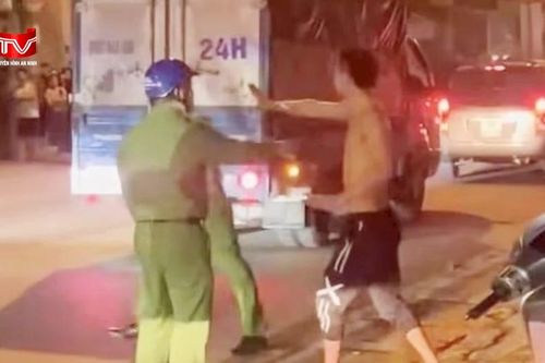 Khống chế nam thanh niên có biểu hiện 'ngáo đá', cầm dao bắt người dân quỳ lạy