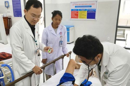 Đột quỵ ở Côn Đảo, du khách được vận chuyển bằng trực thăng cấp cứu
