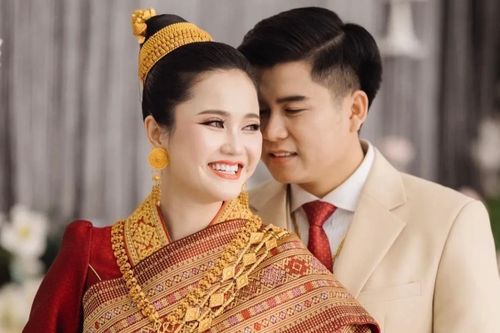 Cô dâu Lào hát 'Hơn cả yêu' tặng chồng ở đám cưới gây sốt