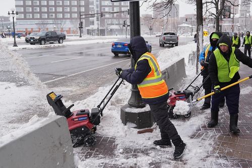 Bão lớn tại Mỹ trút lượng tuyết dày hàng mét, làm gián đoạn giao thông nhiều nơi