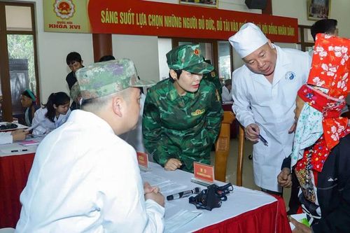 Khám bệnh, cấp phát thuốc miễn phí cho nhân dân biên giới hai nước Việt Nam-Trung Quốc